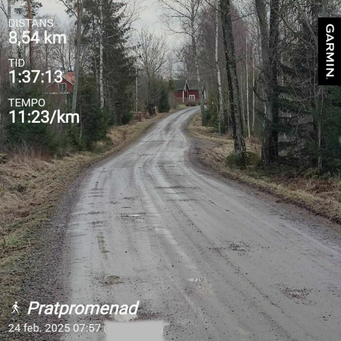 Landsväg i skog med app-data visar distans 8,54 km, tid 1:37:13, tempo 11:23/km, Garmin-logga, datum 24 feb 2025 kl 07:57, etikett "Pratpromenad".