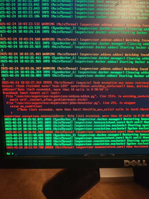 Logs från en datorskärm visar varningar och felmeddelanden i grönt och rött, kopplade till "supervisor" aktiviteter och begränsningar.
