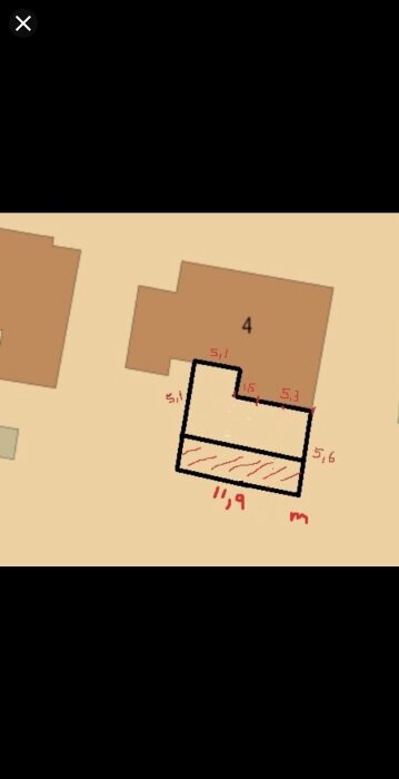 Ritning av altan med mått: 5,1 m, 5,3 m, och 11,9 m. Fråga om hur långt altanen bygger från huset.
