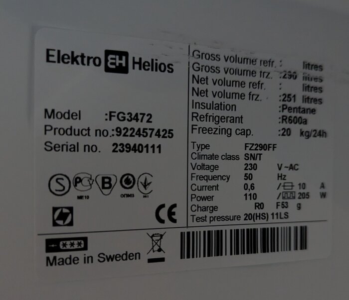 Etikett på Elektro Helios frys med modellnummer FG3472, produktnummer 922457425, och serienummer 23940111. Made in Sweden.