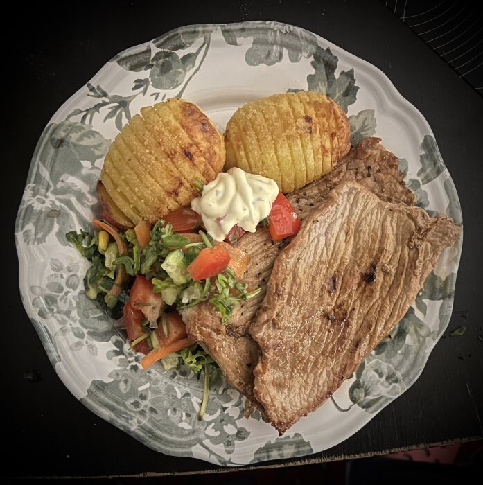 Tallrik med lövbiff, sallad, hasselbackspotatis och bearnaisesås.