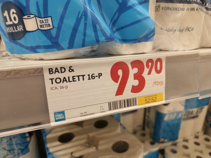 Prisetikett på hylla i Ica Maxi för toapapper: "BAD & TOALETT 16-P". Pris: 93,90 kr. Jämförelsepris 52:52 kr/kg.