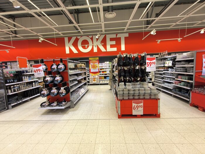 Interiörbild av köksavdelningen på Ica Maxi med skyltar som visar priserna 499 kr, 59,90 kr och 69,90 kr, och hyllor med köksprodukter.