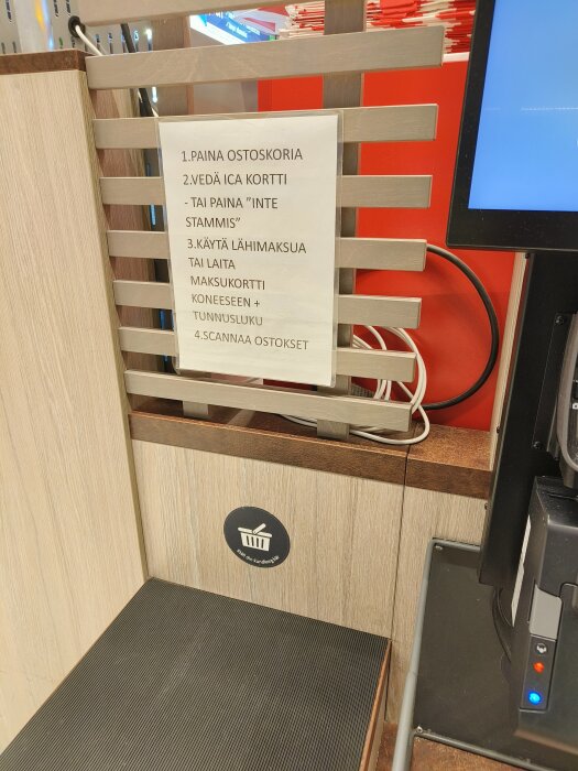 Självskanningsstation på en Ica Maxi med instruktioner på finska och svenska.