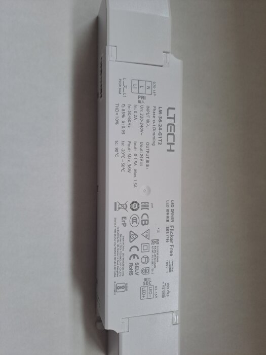 Ett vitt LTTECH drivdon, modell LM-36-24-G1T2, med tekniska specifikationer och symboler på dess yta.