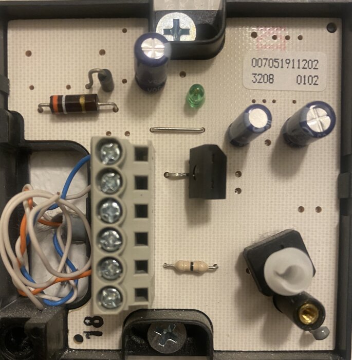 Öppnad termostat med tre sladdar och elektroniska komponenter synliga, ingen givare ansluten i plats 11-12.