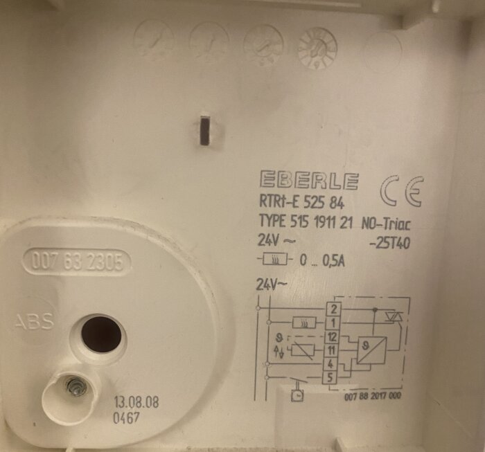 Termostat inre komponenter med kopplingsschema, märkt Eberle, typ RTR-E 525 84. Ingen givare synlig.