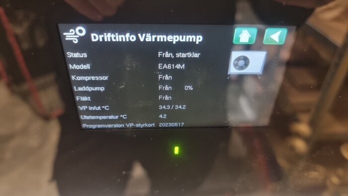 Display av värmepumpens driftsinformation visar status, modell EA614M, och temperaturer. Status är "Från, startklar".