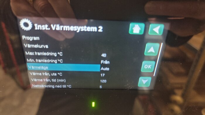Skärm med inställningar för värmesystem 2, inklusive värmekurva, max och min vattentemperatur, samt automatiskt värmeläge.