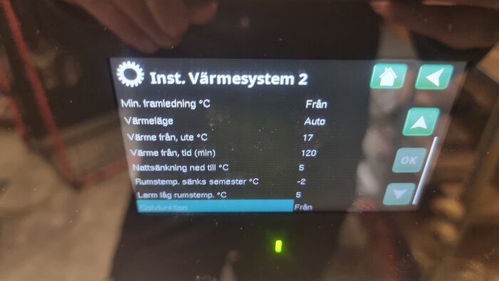 Inställningsskärm för värmesystem 2 med temperaturinställningar och lägen. Värden för framledning, värmeläge, nattsänkning och semesterläge visas.