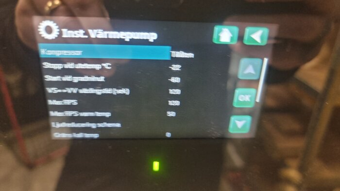 Inställningar på värmepumpens display, visar temperaturer och status för olika funktioner.