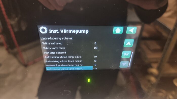 Inställningar för värmepump visas på en skärm, inklusive ljudreduceringsschema och temperaturgränser.