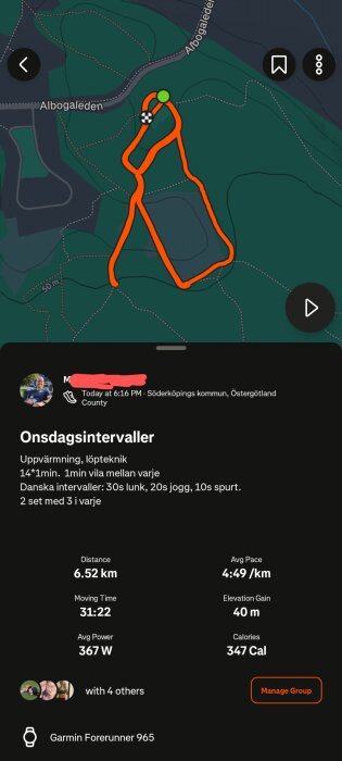 En karta med löprunda markerad i orange, samt information om onsdagsintervallträning: 6.52 km, medeltempo 4:49/km, Garmin Forerunner 965.
