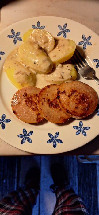 Tallrik med stekt falukorv, potatis och löksås.