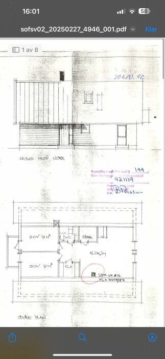 Arkitektritning av hus med kök och matplats; handskrivna anteckningar och skisser över byggplaner.