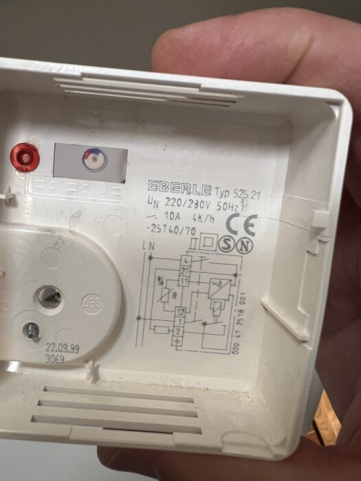 Insidan av en Eberle 525 21 termostat med kopplingsschema, CE-märkning och tekniska specifikationer.