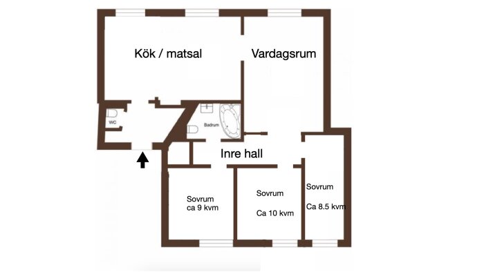 Planlösning som visar kök, matsal, vardagsrum och sovrum. In- och utgångar förbinder genom hall och kök för att nå sovrummen.