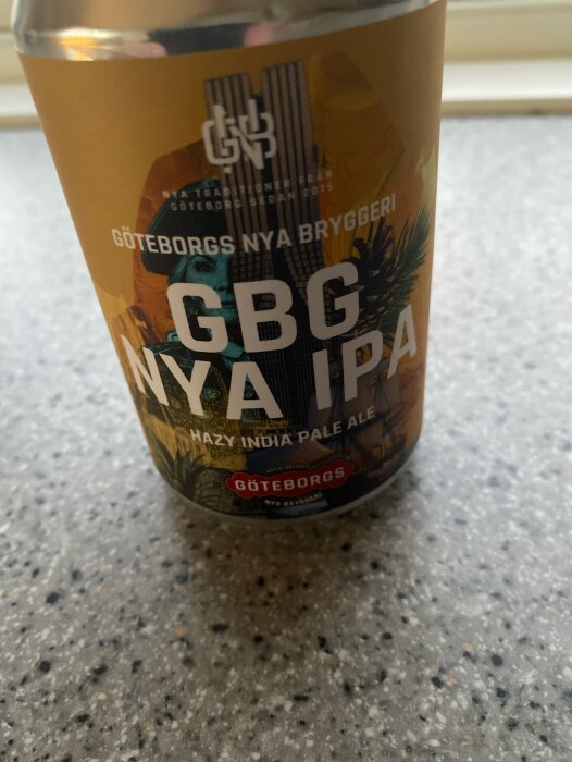 Burk med GBG Nya IPA från Göteborgs Nya Bryggeri på en bordsskiva.