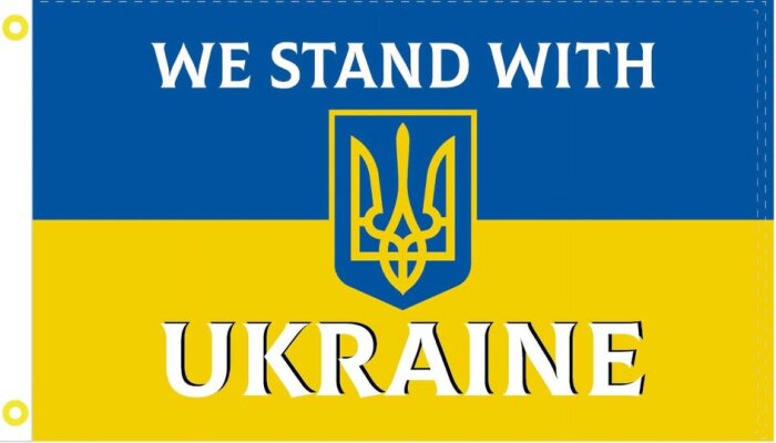 Blå-gul bild med orden "We Stand With Ukraine" och Ukrainas statsvapen i mitten.