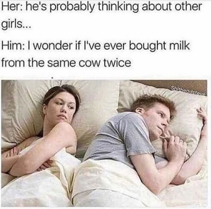 Man och kvinna ligger i sängen, ser fundersamma ut. Kvinna undrar vad mannen tänker, mannen funderar på om han köpt mjölk från samma ko två gånger.