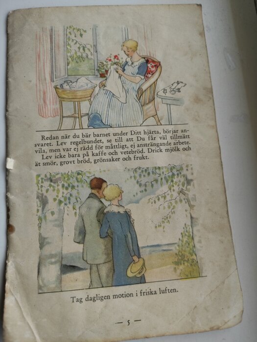 Illustrerad sida ur en gammal bok, visar en kvinna som syr vid ett fönster och ett par som promenerar utomhus. Text om hälsa och motion.