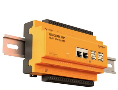 Revolution Pi Compact, en PLC-styrmodul med flera USB-portar och nätverksanslutningar, monterad på en DIN-skena.