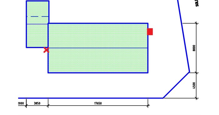 Diagram över husplan med markerat fasadskåp i röd rektangel och planerad laddboxplacering med rött kryss. Måttangivelser längs ytterkanten.