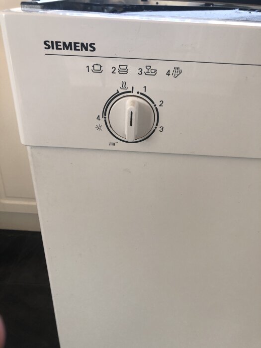 Diskmaskinsinställningar på en Siemens-diskmaskin med programvred inställt på nummer fyra.