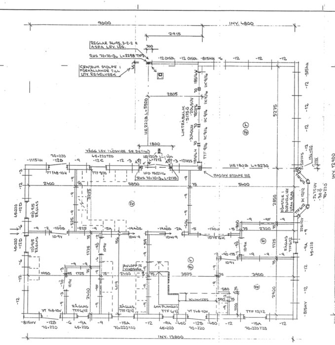 Byggritning av hus från 1980-talet visar regler och avstånd mellan dem, diskussion om upphängning av FTX aggregat på väggen mellan reglar och panel.