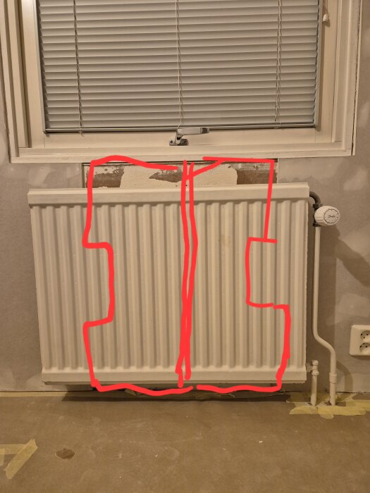 Radiator under ett fönster, med intakt vägg bakom och röd ritning av U-formade sektioner runt radiatorfästen för gipsning.