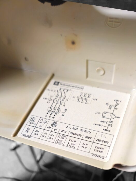 Etikett på tryckvakt med elektriska specifikationer och kopplingsschema, använd i felsökning av djupborrad pumpinstallation.