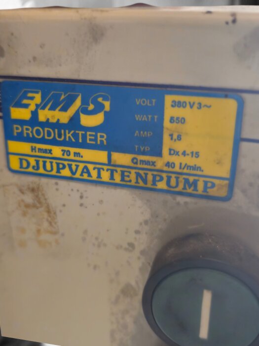 Etikett på djupvattenpump med specifikationer: 380 V, 550 W, 1,6 A, max tryckhöjd 70 m, max flöde 40 l/min.