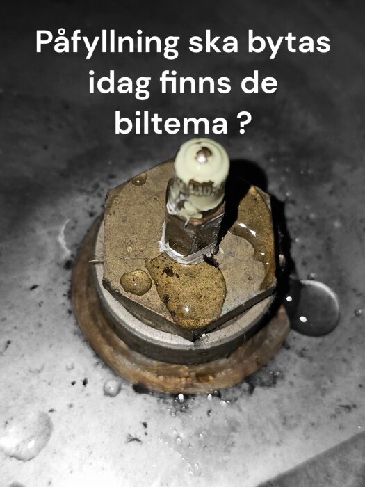 Luftnippel med läckage på en trycktank, omgiven av vattenfläckar, med text fråga om byte.