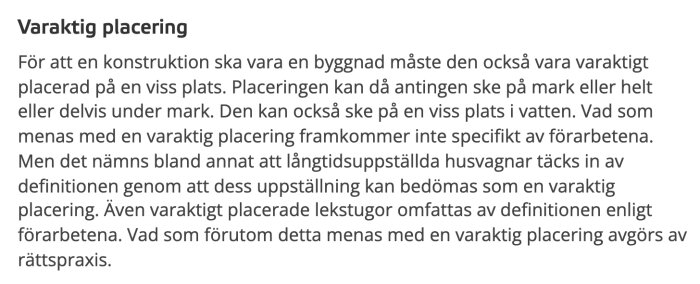 Textbild som förklarar vad som krävs för att en konstruktion ska anses vara en byggnad med varaktig placering enligt rättspraxis.