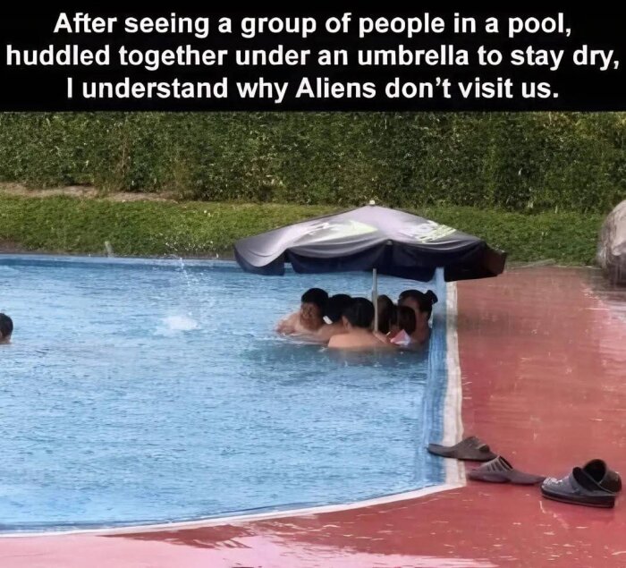 En grupp människor sitter under ett paraply i en pool för att hålla sig torra, med text ovanför som skämtar om utomjordingar.