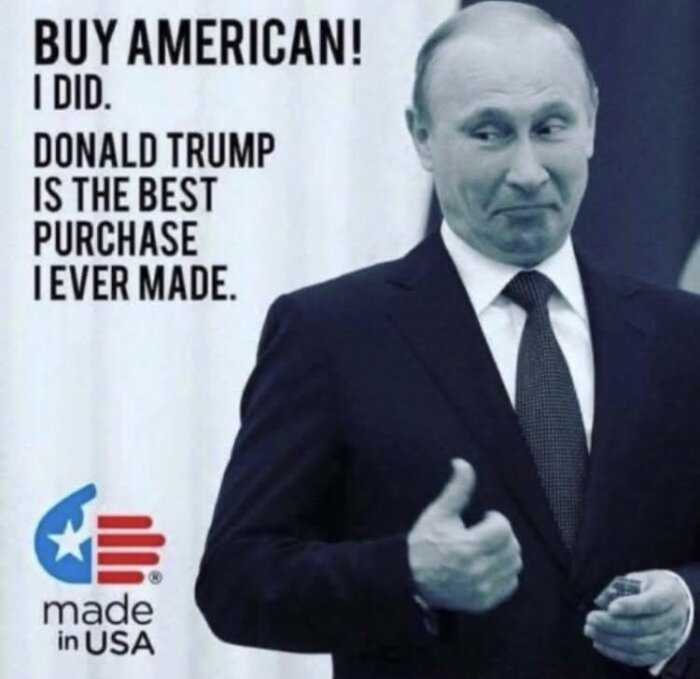 En person i kostym gör tummen upp med en text bredvid som lyder: "BUY AMERICAN! I DID. DONALD TRUMP IS THE BEST PURCHASE I EVER MADE.