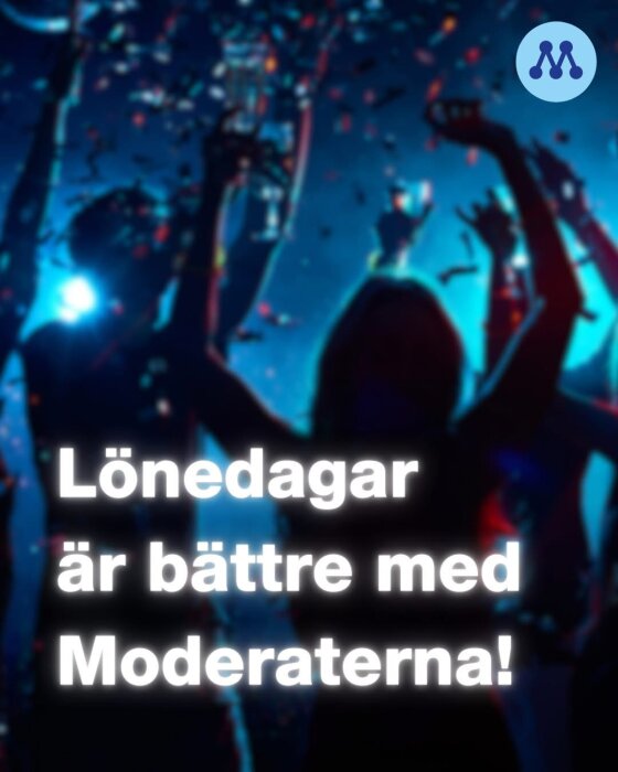 Silhuetter av människor som firar med konfetti i en klubbmiljö, text "Lönedagar är bättre med Moderaterna!" synlig i förgrunden.