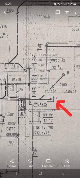 Ritning från 1973 med en röd pil som pekar på symbolen "R" nära garage och förråd.