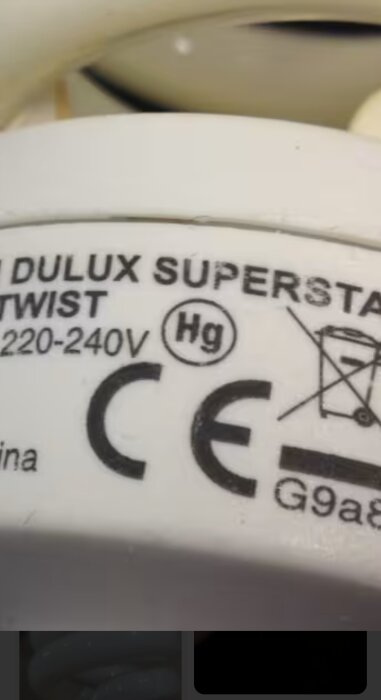 Lampa märkt med "Hg" symbol, indikerar kvicksilver, visas med CE-symbol och specifikationer 220-240V, G9a8, på en vit bakgrund.