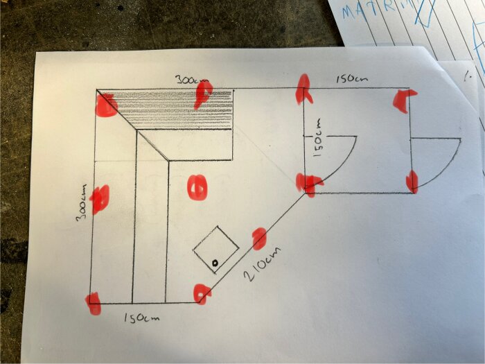 Grovskiss av byggprojekt ovanifrån med mått; röda markeringar visar plintar, bärlinjen nerifrån uppåt.