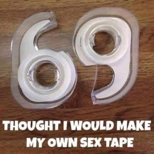Två tejprullar arrangerade som siffrorna 6 och 9 ovanför texten "Thought I would make my own sex tape".