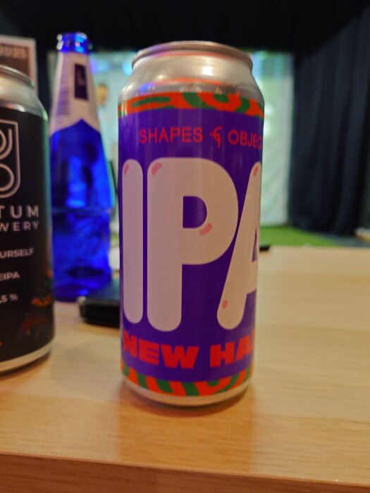 En burk IPA-öl med texten "Shapes & Objects" och "New Haze" på ett bord.