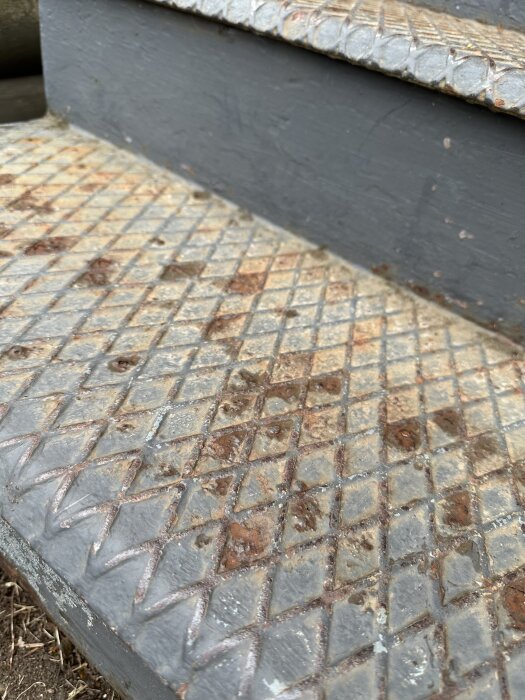 Rostig trappa med metallgaller som diskuteras för målning, behandling eller ombyggnad.