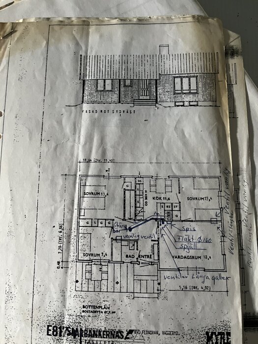 Byggnadsritning av ett hus med specifikationer för rum som sovrum, kök och vardagsrum. Noteringar om ventilation och inredning syns på planen.