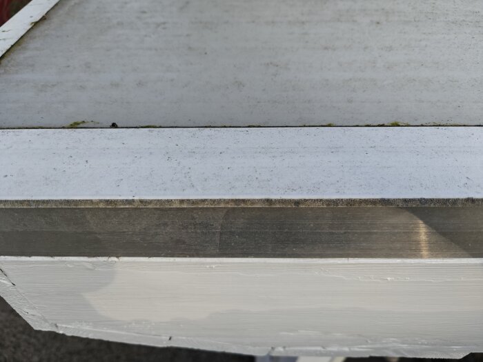 Bild på uterumstak med spricka och listen på sidan. Takskivan ser ut att sticka ut, vilket kan indikera problem med tätning och behov av åtgärd.