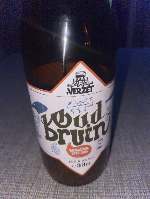 Flaska med öl av märket Oud Bruin från 't Verzet med etikett 2023-2024, alkoholhalt 6.0%, volym 33 cl.