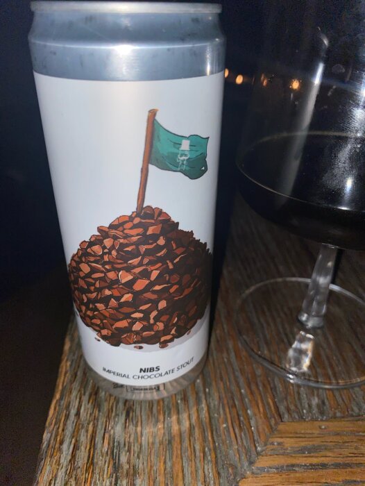 En burk Brewski Imperial Chocolate Stout och ett halvtomt glas på ett träbord.