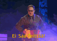 Man stÄr med texten "Ei Saa PeittÀÀ" framför fÀrgad bakgrund.