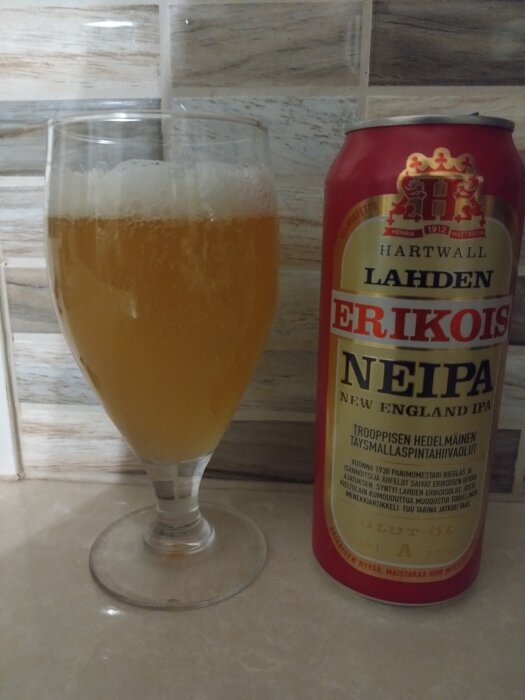 Glas med ljus öl bredvid en burk Lahden Erikoinen NEIPA.