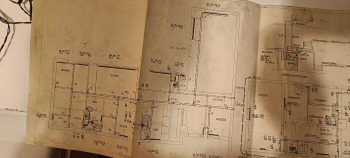 Ritning av husets radiatorsystem med rum som sovrum, bad, kök samt radiatorplacering i gillestuga och principkoppling.